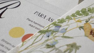 Materiais impressos com acabamentos especiais como hot stamping, relevo e laminação soft touch